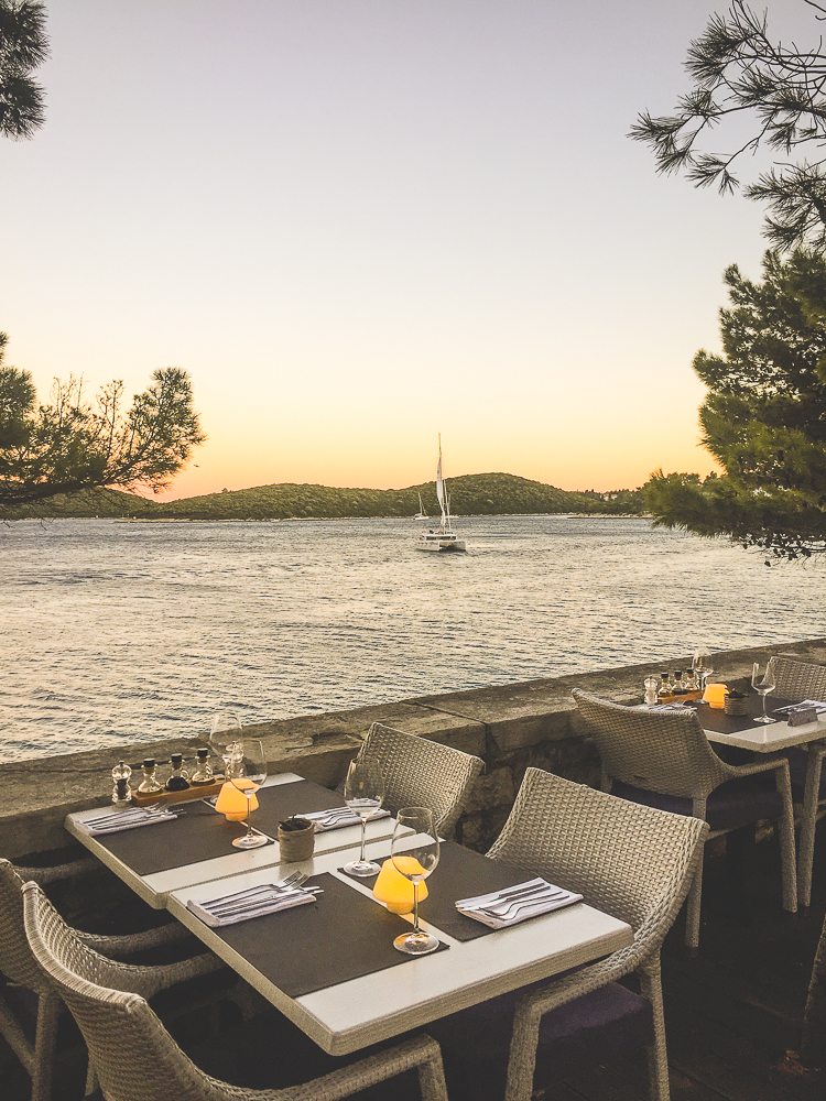 An der Stadtmauer von Korcula reihen sich viele kleine Restaurants mit herrlichem Ausblick aneinander.