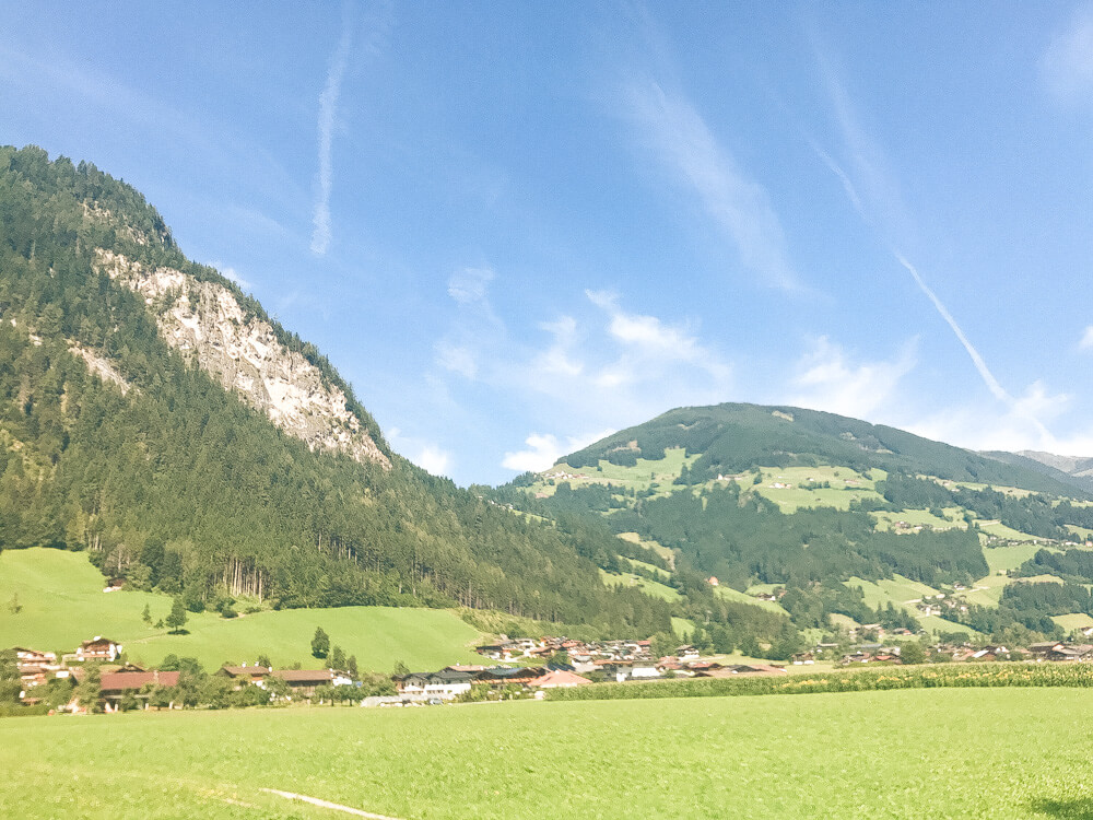 Viel Sonne und tolle Aussichten bietet eine Radtour entlang des Zillertal-Radwegs.