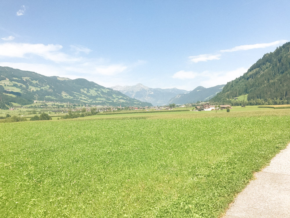 Viel Sonne und tolle Aussichten bietet eine Radtour entlang des Zillertal-Radwegs.
