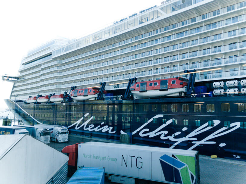 Wir sind ja große Kreuzfahrt-Fans und waren im vergangenen Jahr bei der Taufe der MSC Meraviglia in Le Havre und auf der Einführungsreise der Mein Schiff 6. Und auch in diesem Jahr gab es wieder eine besonderes Event: Kürzlich hatte mein Freund die Ehre, bei der Auslieferung der neuen Mein Schiff 1 von TUI Cruises dabei sein zu dürfen. Im kleinen Kreis geladener Gäste ging es für ihn von München über Helsinki nach Turku zur Meyer Werft. Hier stand nicht nur die neue Mein Schiff 1 zur Auslieferung bereit, sondern auch die sich gerade im Bau befindende Mein Schiff 2. Diese konnte er zunächst aus Ferne und später sogar noch aus nächster Nähe besichtigen. Das große Highlight dieser Reise war jedoch das erste Auslaufen der Mein Schiff 1 aus der Werft in Turku in Richtung Kiel. Aufgrund der nur geringen Zahl der Gäste an Bord konnte er die Mein Schiff 1 in Ruhe besichtigen und hat natürlich ein paar Eindrücke für Travelsome mitgebracht. Wenn ich mir die Bilder so ansehe, steigt auch meine Vorfreude. Denn wir stechen bereits in zwei Wochen in Triest wieder in See auf der Mein Schiff 2. Viel Spaß! Und vielleicht steigt ja die Vorfreude bei jemandem von Euch, der schon eine Kreuzfahrt auf der neuen Mein Schiff 1 gebucht hat? Und falls Ihr gerade keine Reise geplant habt, entlockt Euch vielleicht unsere Verlosung ein kleines Lächeln: Wir verlosen ein kleines, von uns zusammen gestelltes Vorfreude-Paket, das ein Mein Schiff Notizbuch und Kugelschreiber, Mein Schiff Energiesteine und Schokoladenkaviar aus dem Altonaer Kaviar Import Haus (AKI) enthält.